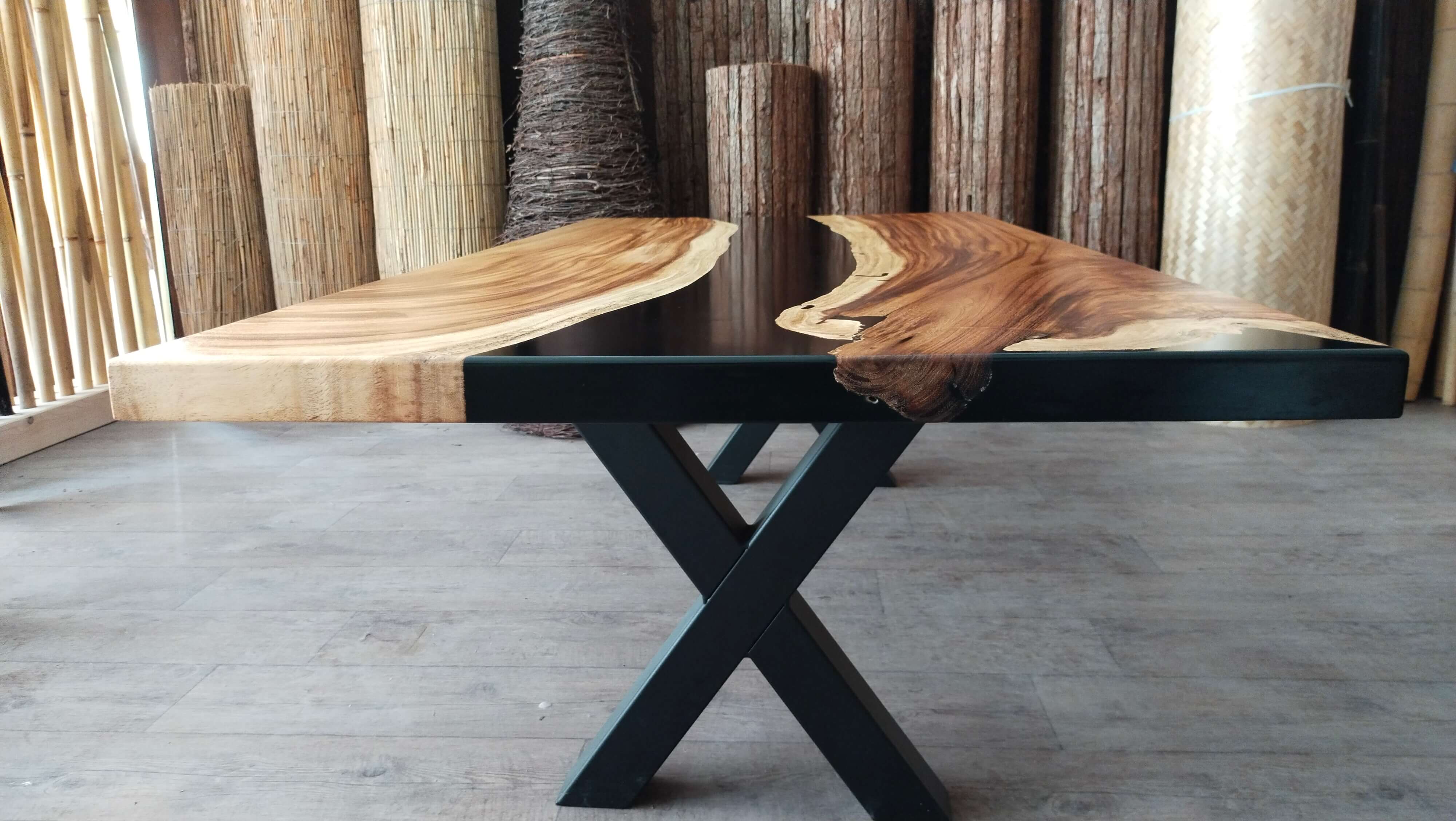 Massiver Couchtisch aus Suarholz mit Epoxidharz und natürlicher Holzmaserung