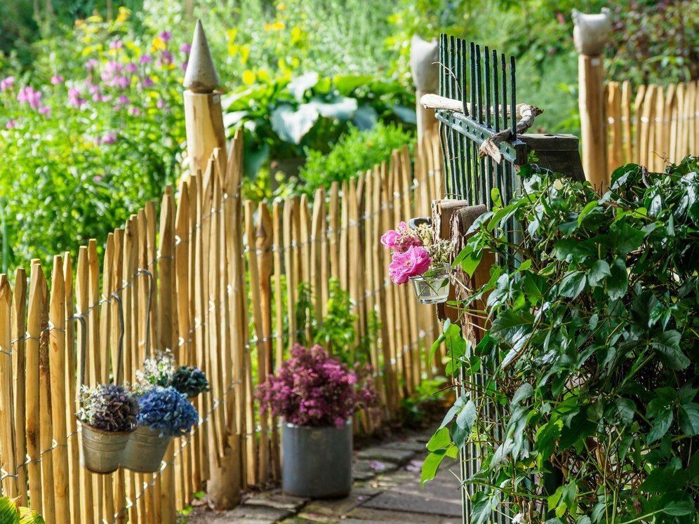Staketenzaun Haselnuss 60 cm - Naturzaun für moderne Gartengestaltung