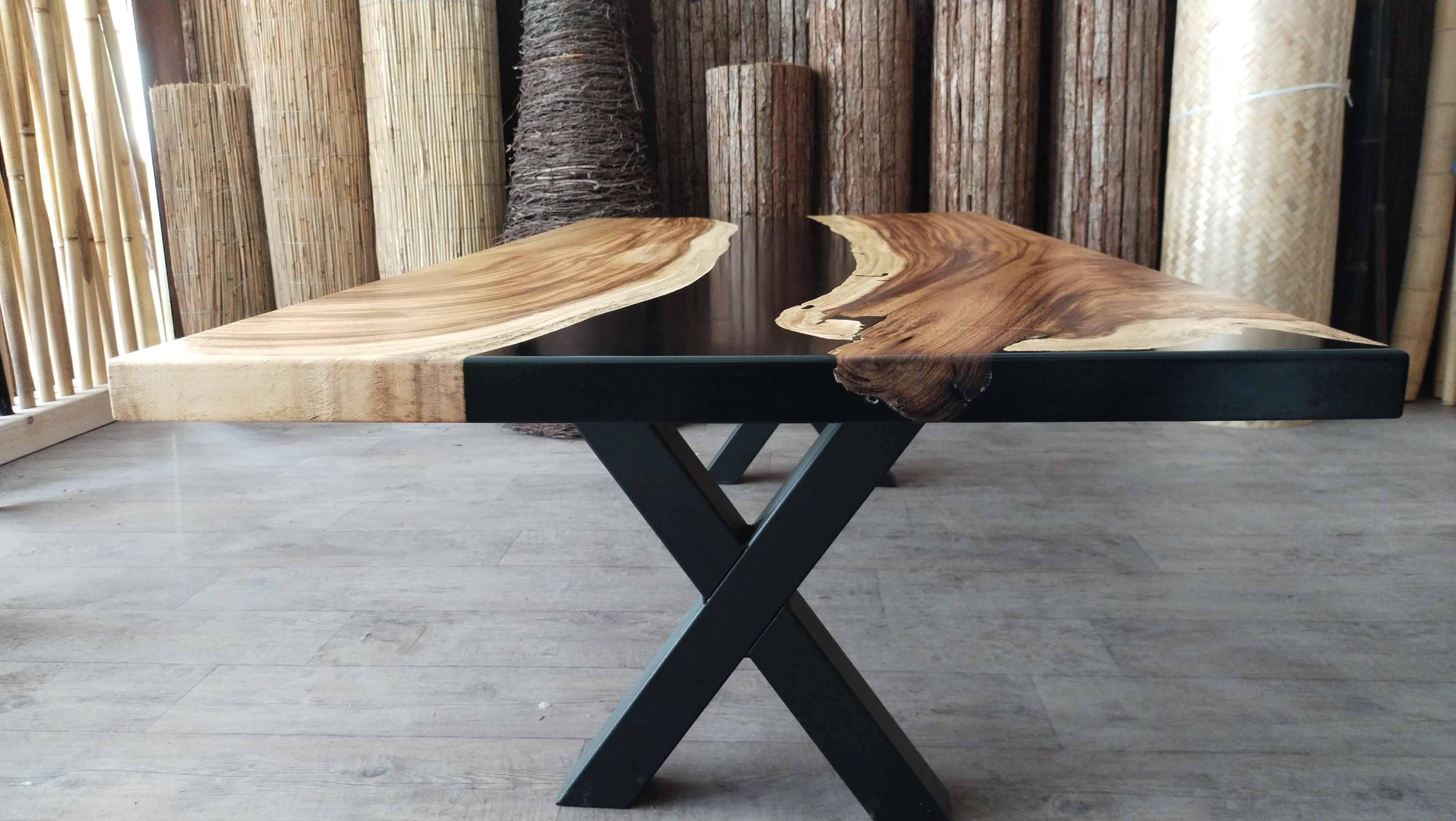Massiver Couchtisch aus Suarholz mit Epoxidharz und natürlicher Holzmaserung